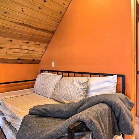 Spacious Log Cabin With Fire Pit And Game Room! Юрека Спрингс Екстериор снимка