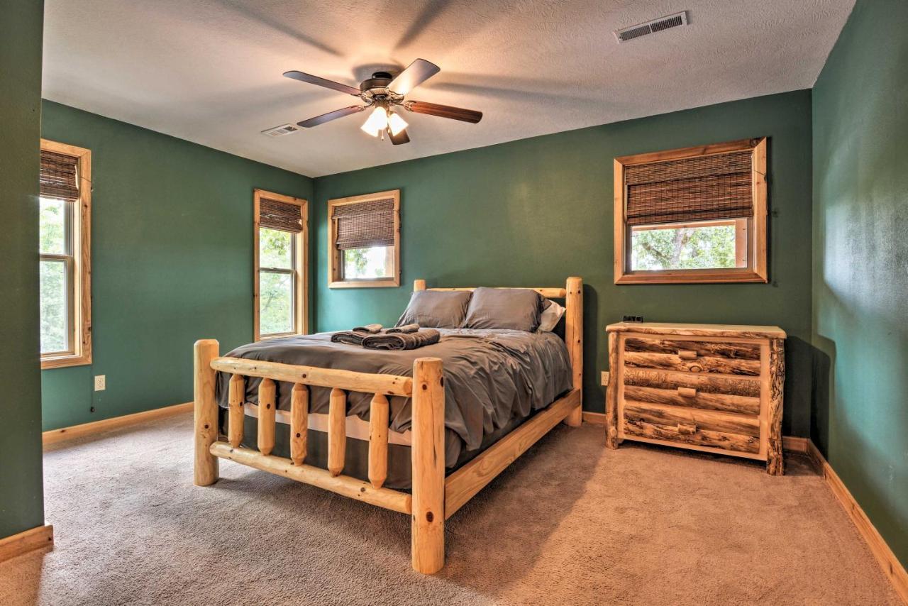 Spacious Log Cabin With Fire Pit And Game Room! Юрека Спрингс Екстериор снимка